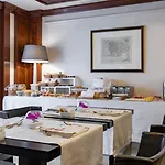 River Chateau Hotell